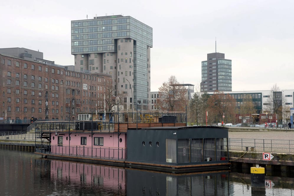 Das Hausboot von Gunter Gabriel liegt wieder im Harburger Binnenhafen (Archivbild): Nach dem Tod des Countrysängers 2017 hatten Fynn Kliemann und Olli Schulz das Boot gekauft und saniert.