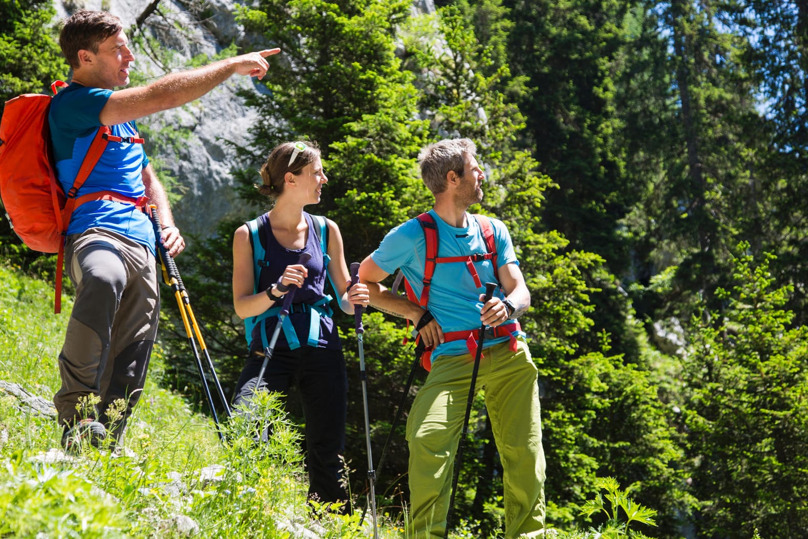 Mit der richtigen Wanderbekleidung sind Sie für Ausflüge in die Natur bestens gewappnet. Wir zeigen die besten Schnäppchen.