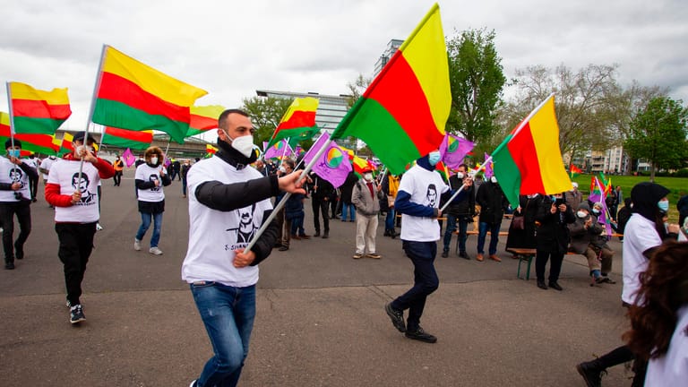 Teilnehmer schwenken pro-kurdische Flaggen: Zum Motto "Stoppt den Krieg in Kurdistan – Gedenken an die Gefallenen/Getöteten des Terrorstaats Türkei" gingen Menschen in Köln auf die Straße.