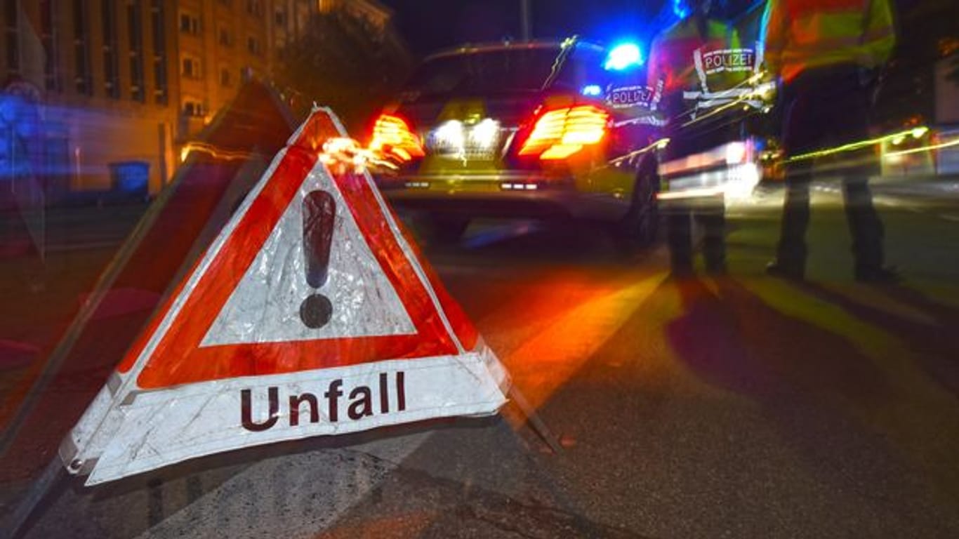 Warndreieck mit dem Schriftzug "Unfall" vor einem Polizeiauto: In Bessenbach leisteten Zeugen des Unfalls erste Hilfe. (Symbolfoto)