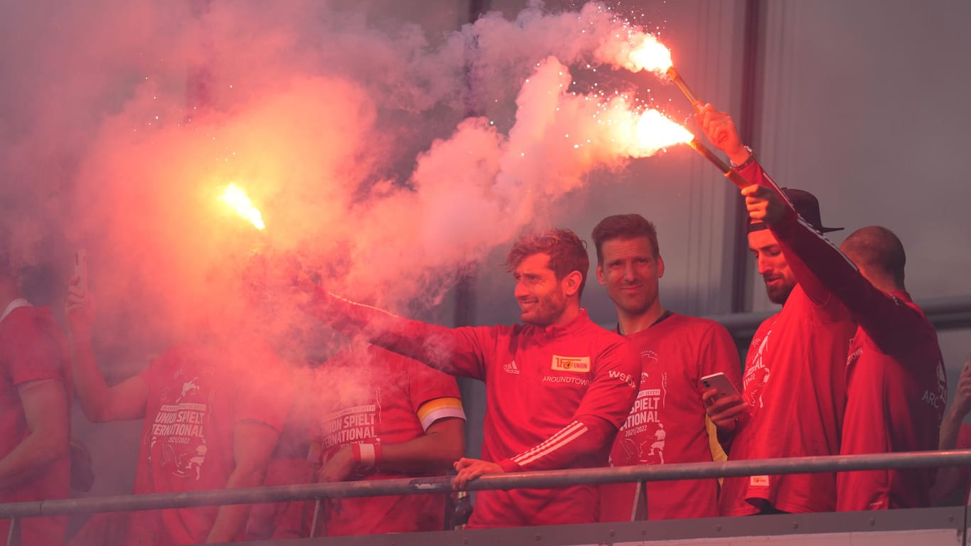 Spieler von Union Berlin stehen mit Bengalos auf dem Balkon über dem VIP-Eingang des Stadions an der Alten Försterei: Die Köpenicker feierten die Qualifikation für den Europapokal.
