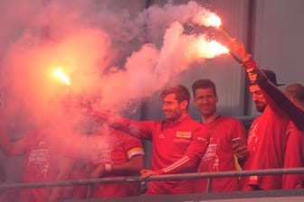 Spieler von Union Berlin stehen mit Bengalos auf dem Balkon über dem VIP-Eingang des Stadions an der Alten Försterei: Die Köpenicker feierten die Qualifikation für den Europapokal.