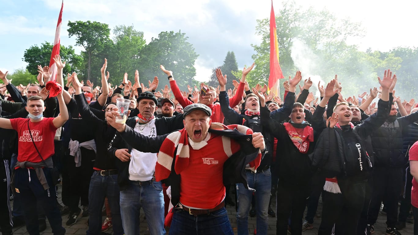 Fans jubeln vor der Alten Försterei in Berlin-Köpenick: Viele von ihnen hielten sich nicht an Abstände und trugen keine Masken.