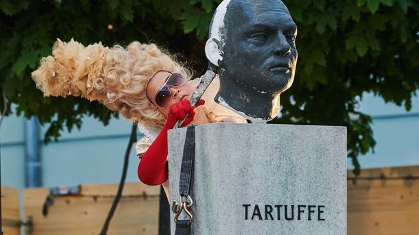 Natali Seelig (Elmire) und Tartuffe vor dem Deutschen Theater - auf der Open-Air-Bühne.