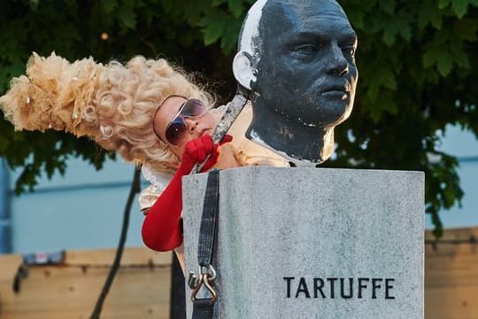 Natali Seelig (Elmire) und Tartuffe vor dem Deutschen Theater - auf der Open-Air-Bühne.