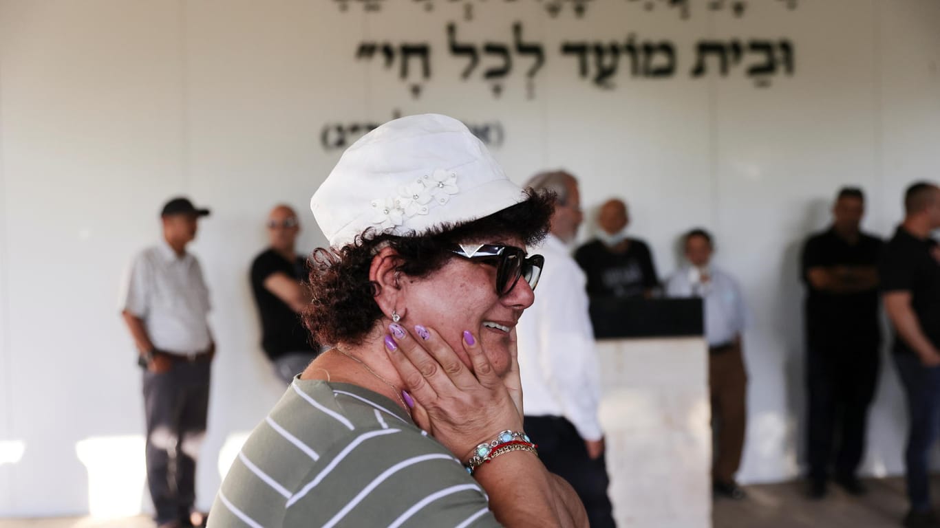 Eine Frau weint bei der Beerdigung von Yigal Yehoshua am Dienstag in Moshav Hadid: "anderen Menschen Leben geschenkt".