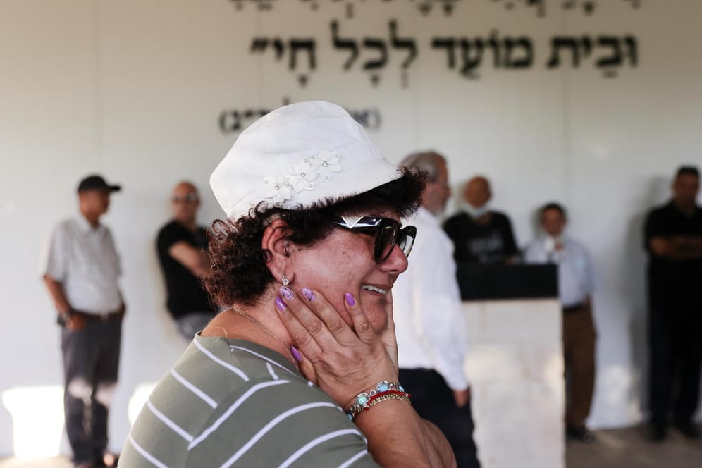 Eine Frau weint bei der Beerdigung von Yigal Yehoshua am Dienstag in Moshav Hadid: "anderen Menschen Leben geschenkt".