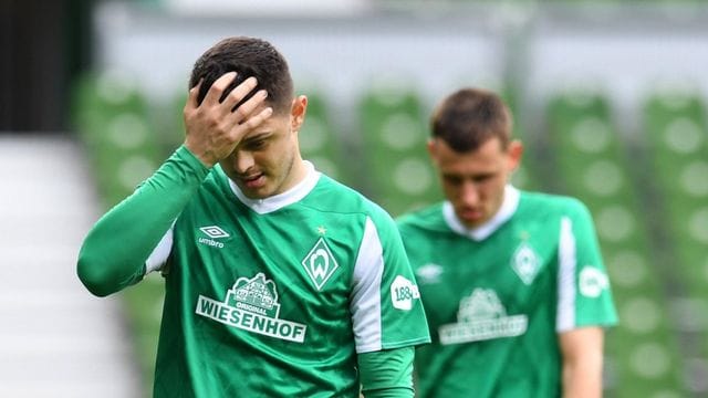 Einst Hoffnungsträger, nun Absteiger: Maximilian Eggestein (hinten) und Milot Rashica nach der Heimpleite gegen Gladbach. Einst Hoffnungsträger, nun Absteiger: Maximilian Eggestein (hinten) und Milot Rashica nach der Heimpleite gegen Gladbach.
