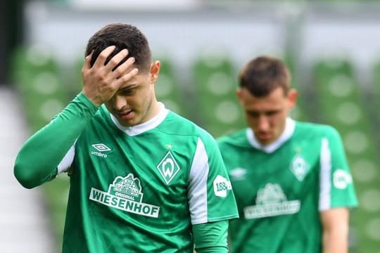 Einst Hoffnungsträger, nun Absteiger: Maximilian Eggestein (hinten) und Milot Rashica nach der Heimpleite gegen Gladbach.