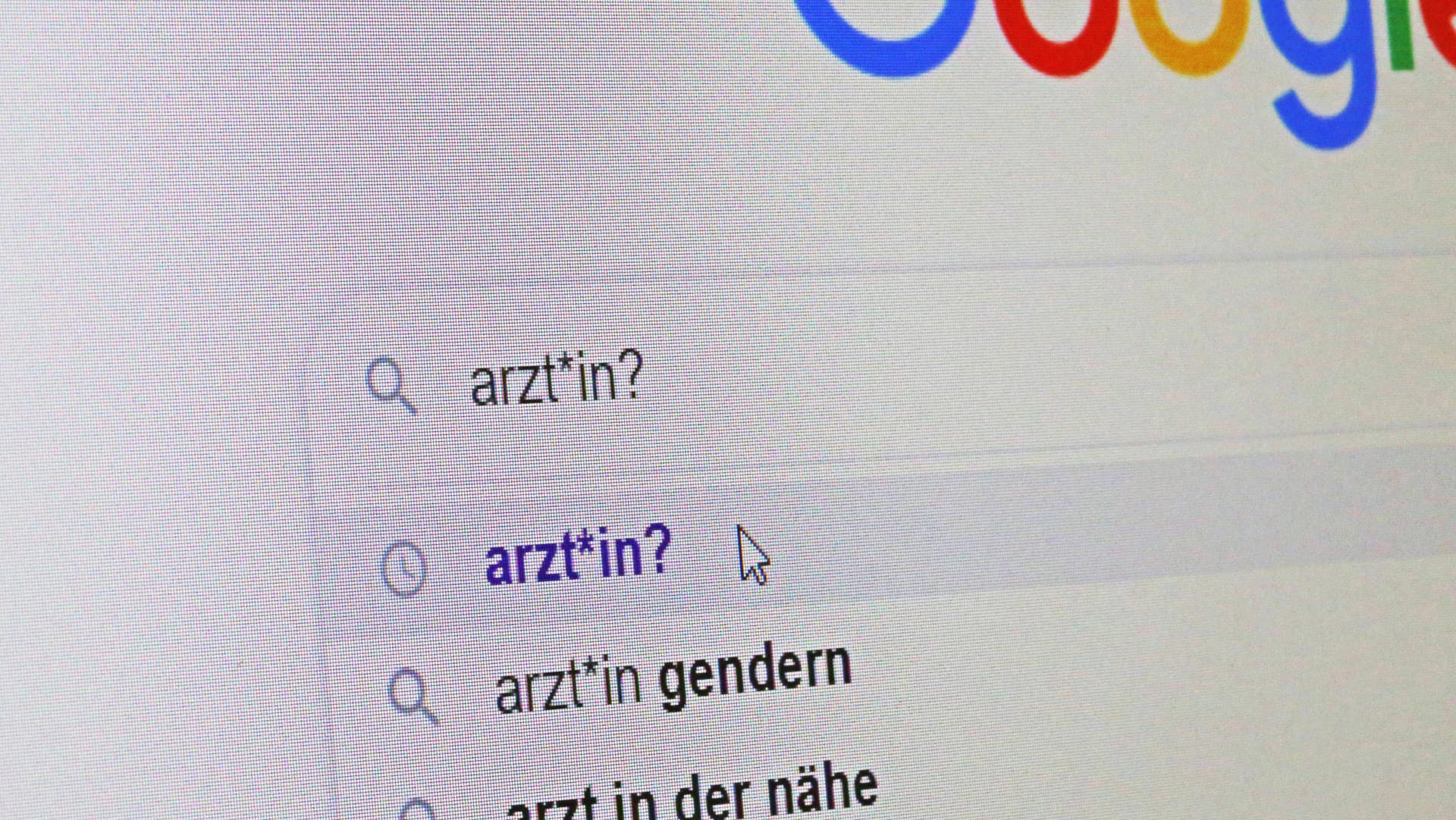 Google-Suche in Gendersprache: Frauen bewerten die gendergerechte Sprache insgesamt positiver als Männer, dennoch stieg bei ihnen die Ablehnung von 52 auf 59 Prozent.