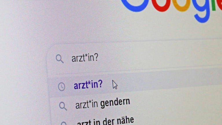 Google-Suche in Gendersprache: Frauen bewerten die gendergerechte Sprache insgesamt positiver als Männer, dennoch stieg bei ihnen die Ablehnung von 52 auf 59 Prozent.