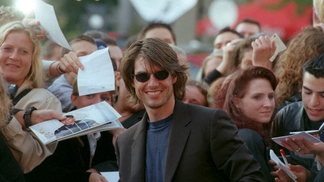 Der "Mission Impossible"-Star Tom Cruise nimmt ein Bad in der Menge (2000). Der "Mission Impossible"-Star Tom Cruise nimmt ein Bad in der Menge (2000).