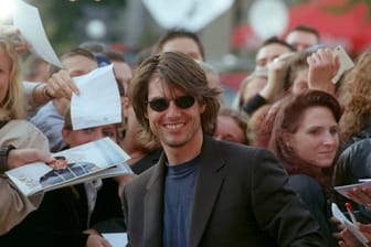 Der "Mission Impossible"-Star Tom Cruise nimmt ein Bad in der Menge (2000).