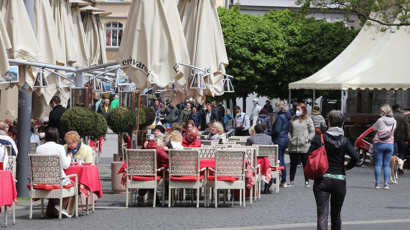 Gäste sitzen vor einer Gaststätte im Zentrum: Seit Samstag dürfen in der Stadt die Außenbereiche der Gastronomie wieder für Gäste öffnen.