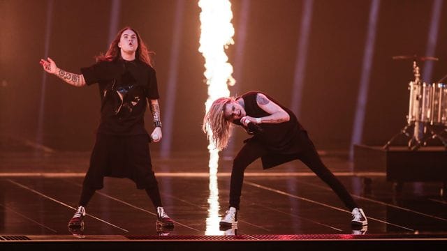 Blind Channel aus Finnland in Aktion auf der großen Showbühne.