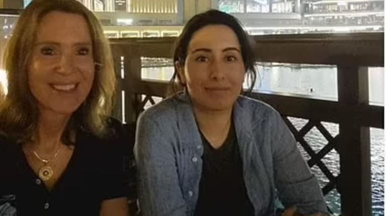 Latifa Al Maktum (r.) mit einer Freundin in einem Restaurant in Dubai: Es ist das zweite Foto der Prinzessin innerhalb weniger Tage.