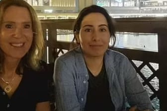 Latifa Al Maktum (r.) mit einer Freundin in einem Restaurant in Dubai: Es ist das zweite Foto der Prinzessin innerhalb weniger Tage.