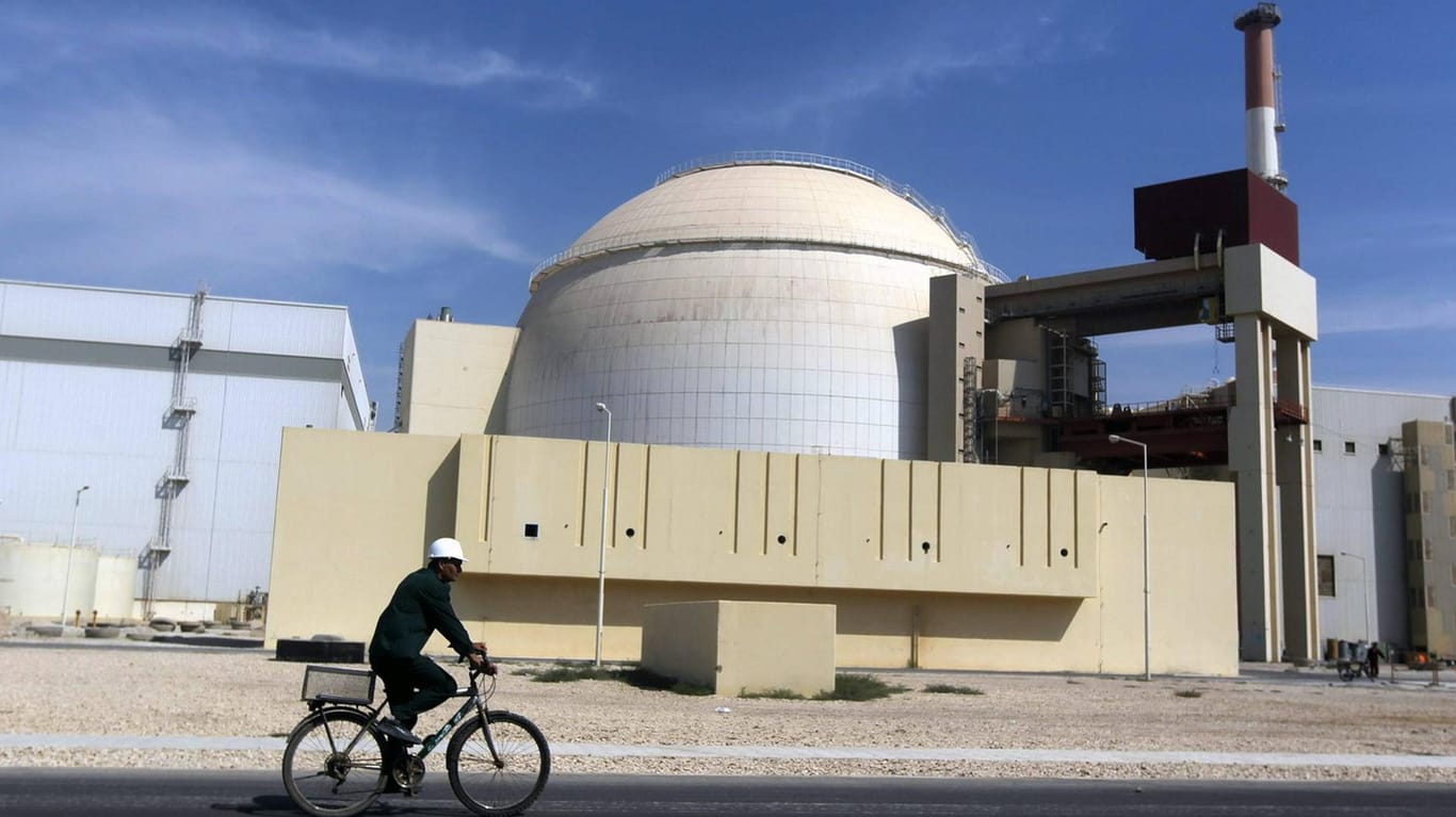 Das Atomkraftwerk Buschehr im Iran: Hardliner des iranischen Parlaments wollen die Zusammenarbeit mit der Atombehörde IAEA einschränken. (Archivfoto)