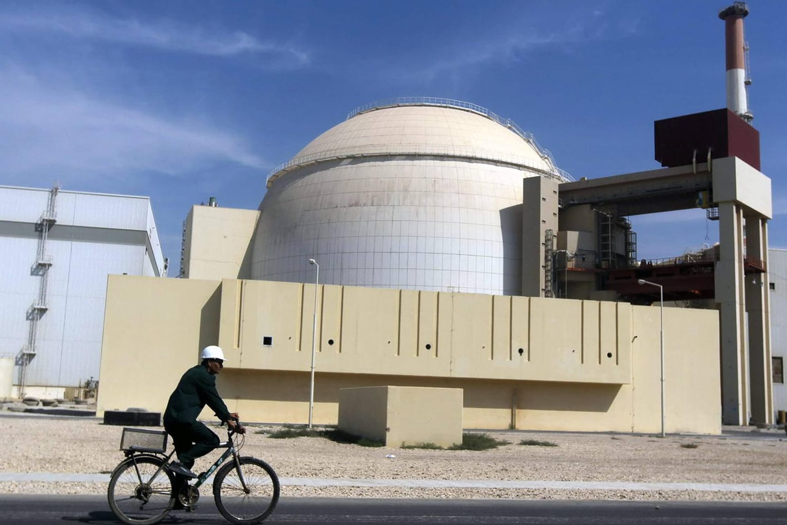 Das Atomkraftwerk Buschehr im Iran: Hardliner des iranischen Parlaments wollen die Zusammenarbeit mit der Atombehörde IAEA einschränken. (Archivfoto)