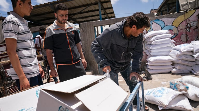 Helfer im Gazastreifen tragen Säcke mit Lebensmitteln: Der UN-Sicherheitsrat macht sich für schnelle humanitäre Hilfe stark.