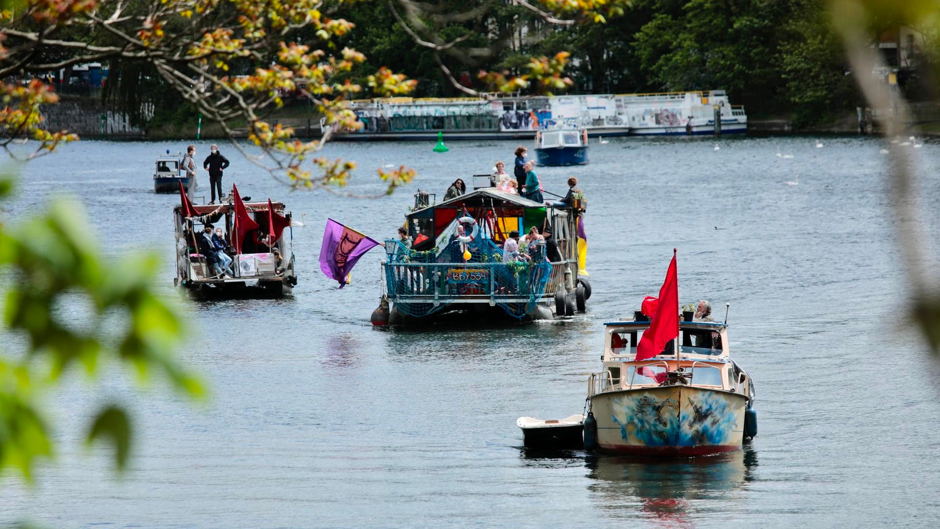 Boote auf der Spree in Berlin: Die Boots- und Floß-Demonstration führt vom Urbanhafen bis zur Rummelsburger Bucht.