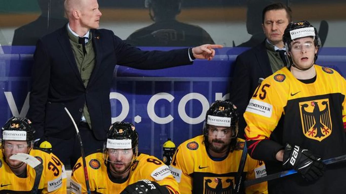 Eishockey-Bundestrainer Toni Söderholm (l) hat mit seinem Team nun Kanada vor der Brust.
