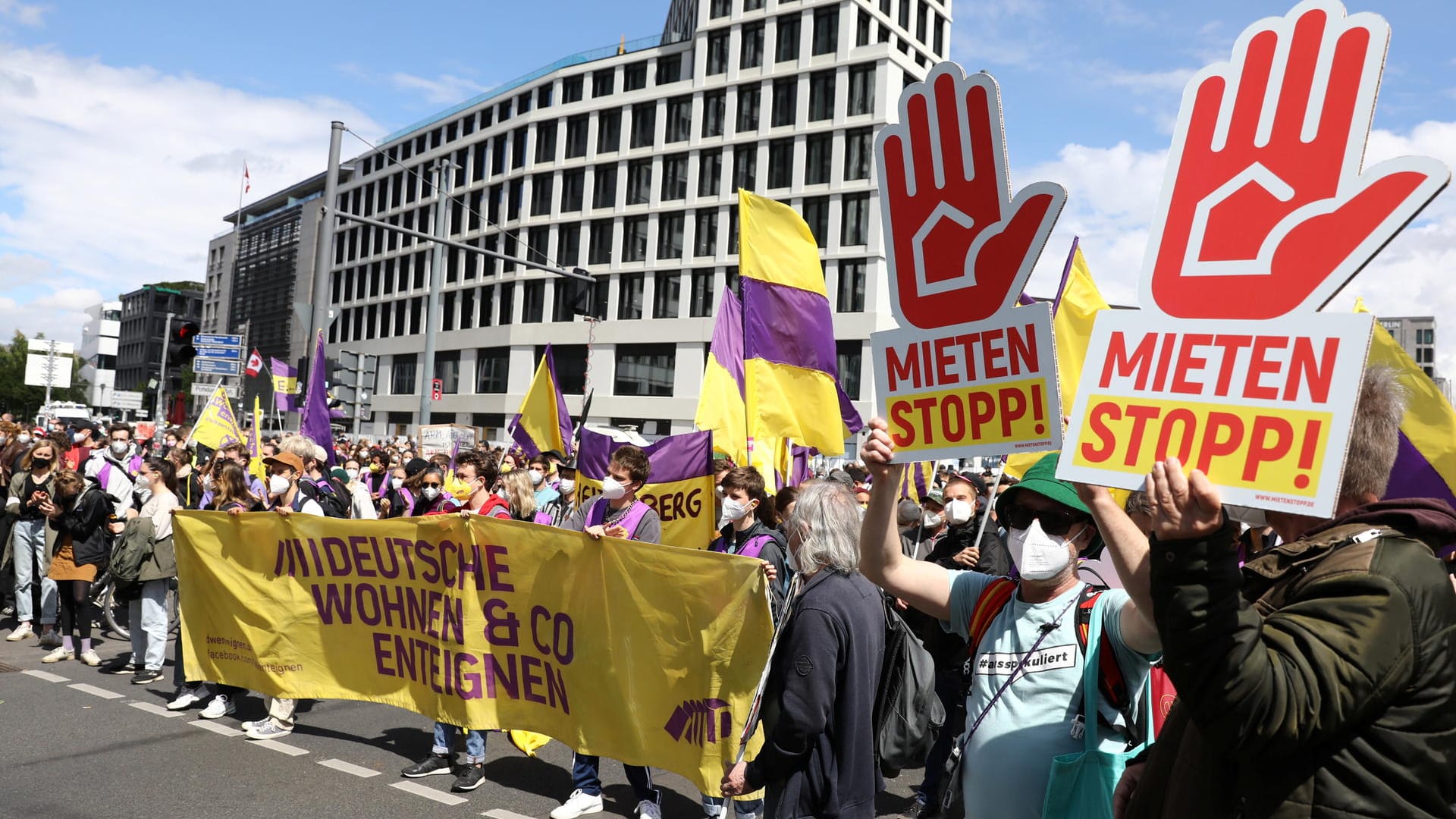 Demonstrierende auf dem Potsdamer Platz in Berlin: Sie protestieren gegen "Mietenwahnsinn" in der Hauptstadt.