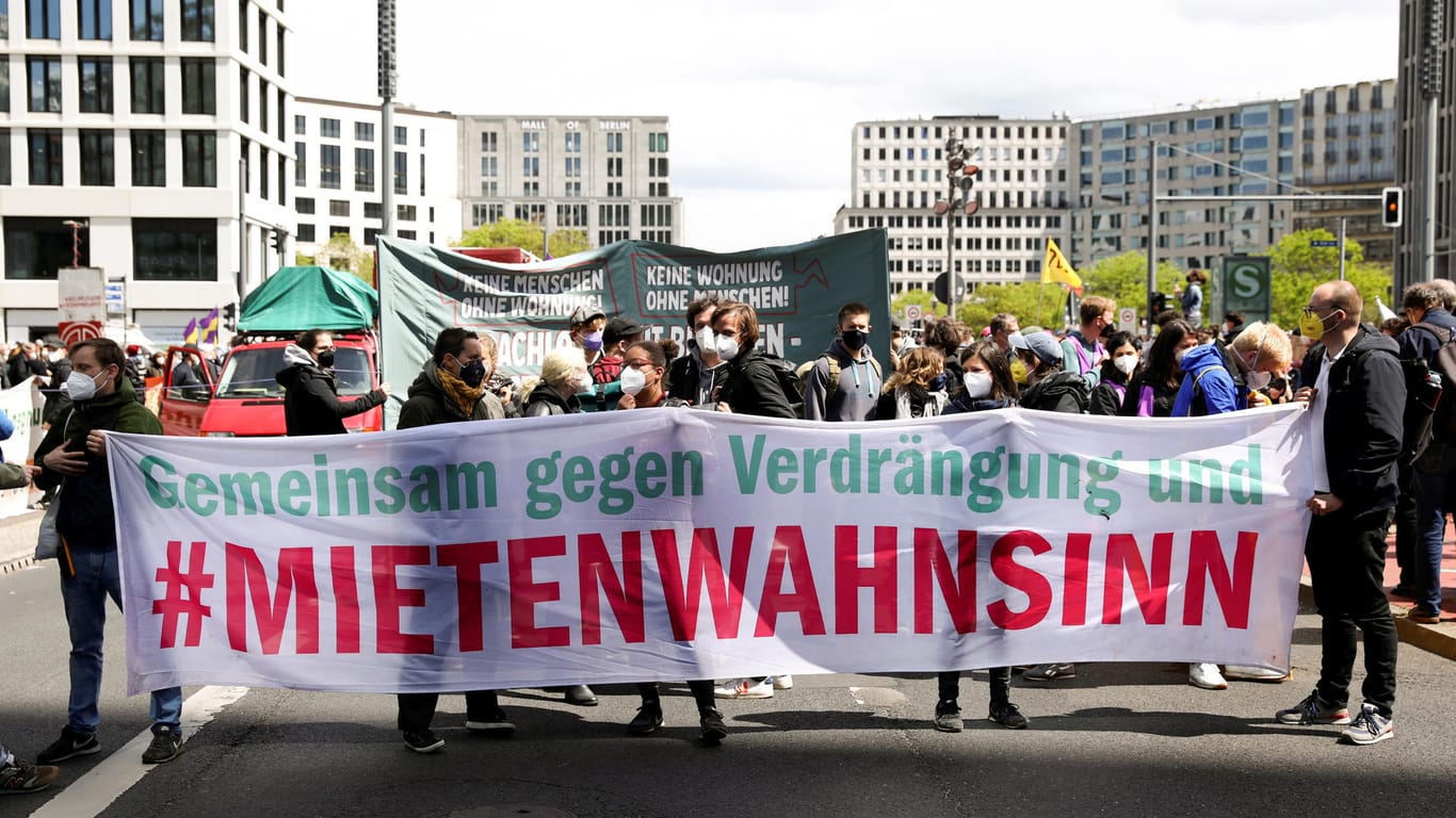"Gemeinsam gegen Verdrängung und Mietenwahnsinn" steht auf einem Banner: Die Veranstalter erwarteten rund 10.000 Teilnehmer.