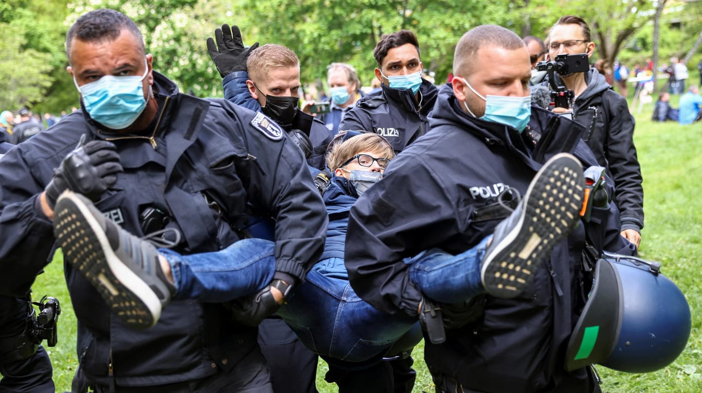Polizisten tragen Teilnehmer der "Querdenken"-Demo vom Platz: Erneut wurden die Hygieneregeln nicht eingehalten.