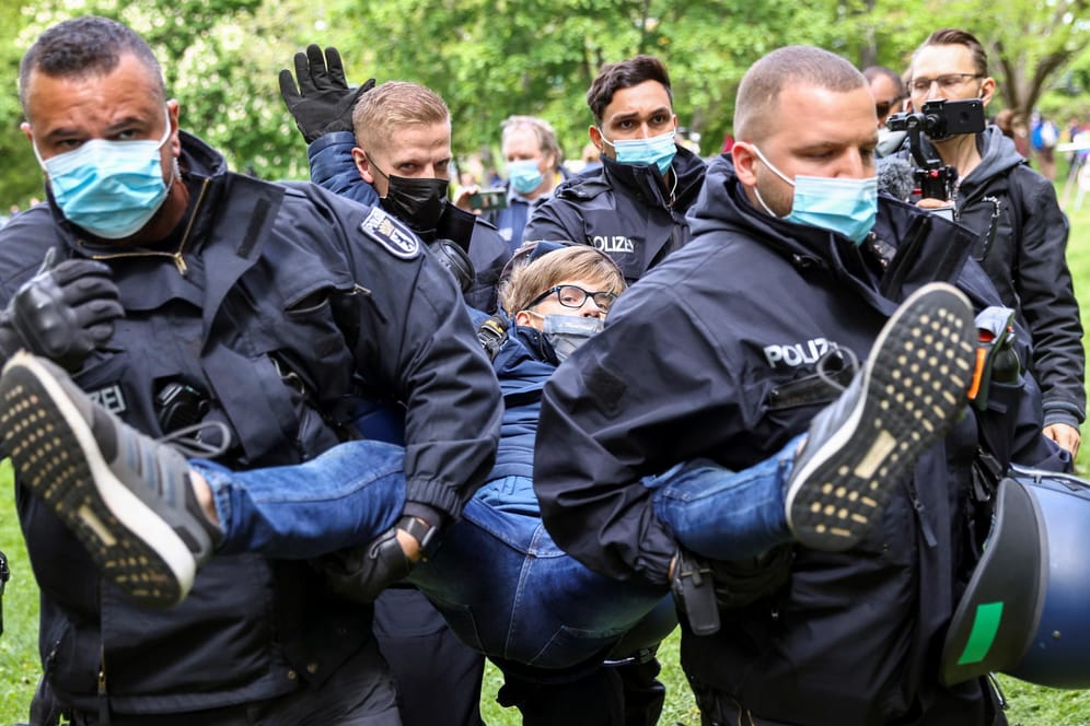 Polizisten tragen Teilnehmer der "Querdenken"-Demo vom Platz: Erneut wurden die Hygieneregeln nicht eingehalten.