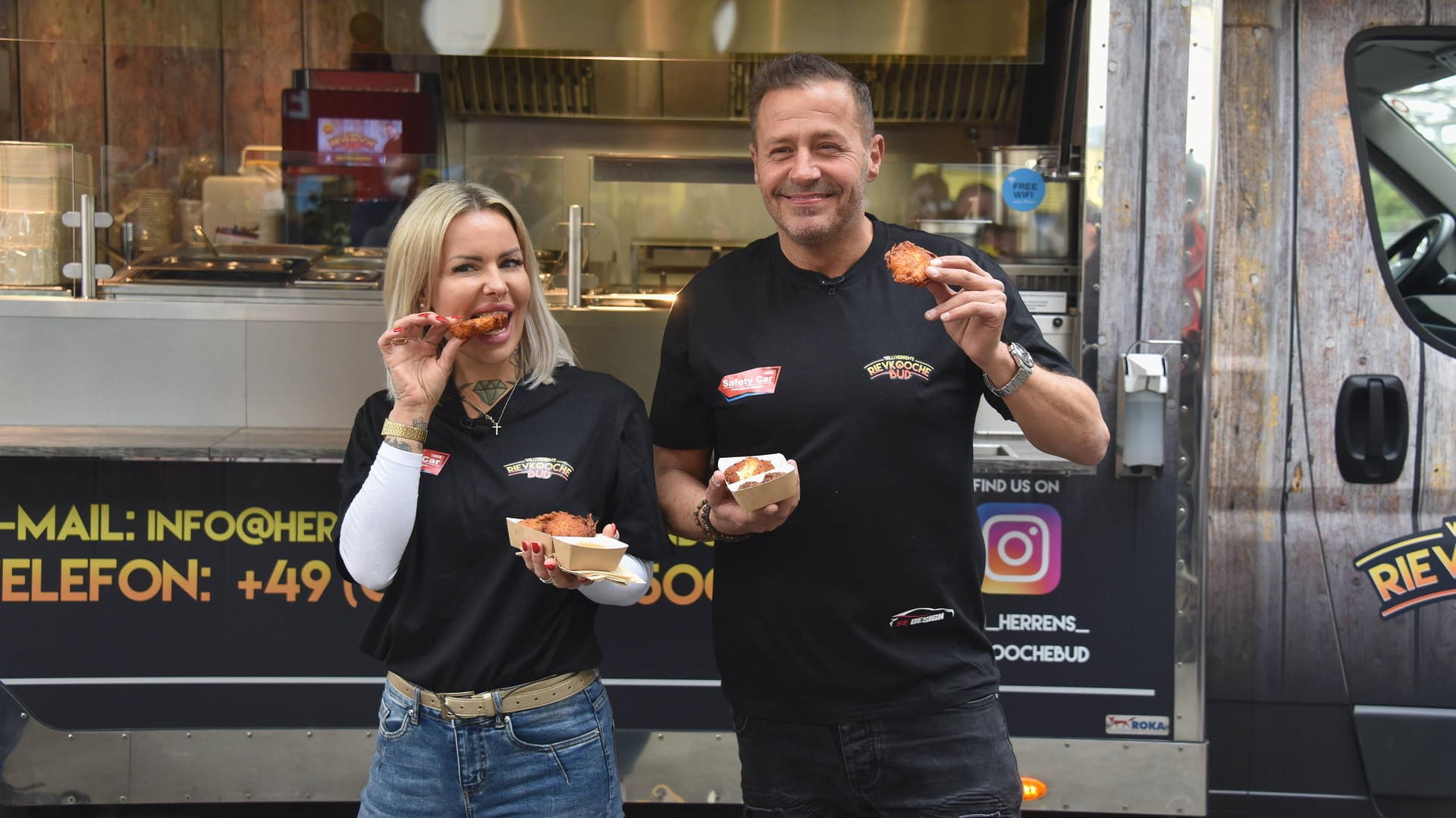 Schauspieler und Reality-Star Willi Herren und seine Geschäftspartnerin Desiree Hansen bei der Eröffnung des Foodtrucks (Archivbild): Nach dem Brand soll es nun doch keinen Ersatz für den Imbiss geben.