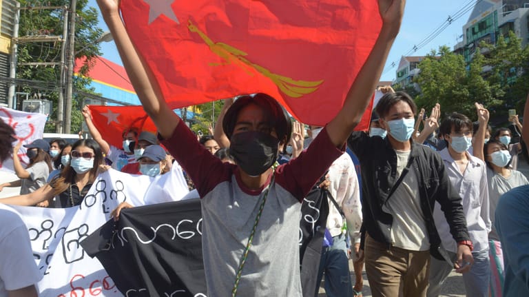 Proteste in Myanmar: Junta-Streitkräfte und Widerstandskämpfer liefern sich weiterhin heftige Auseinandersetzungen – die Zahl der Todesopfer steigt.