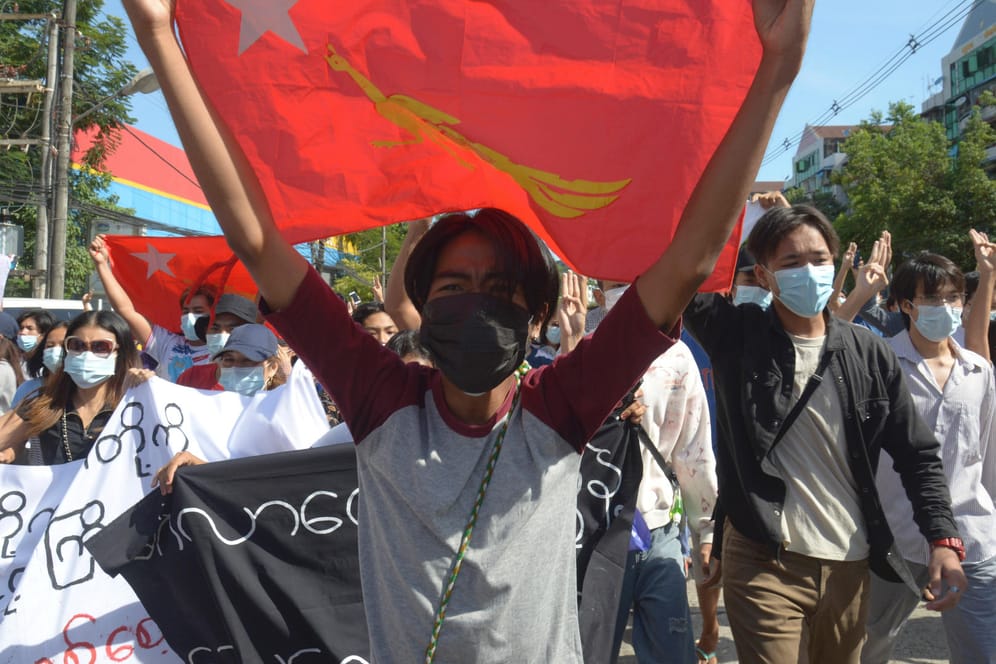 Proteste in Myanmar: Junta-Streitkräfte und Widerstandskämpfer liefern sich weiterhin heftige Auseinandersetzungen – die Zahl der Todesopfer steigt.