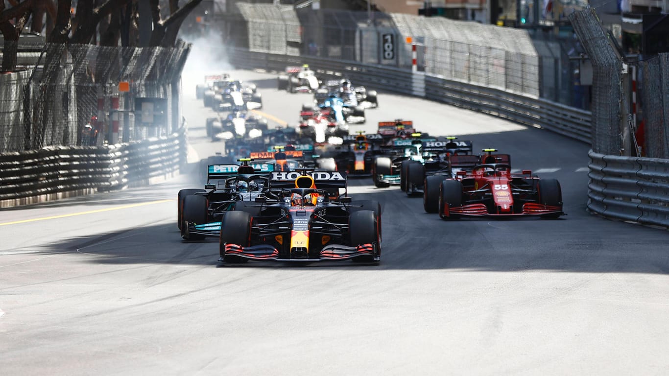 Stark schon beim Start: Max Verstappen vor der Konkurrenz auf dem Kurs in Monte Carlo.