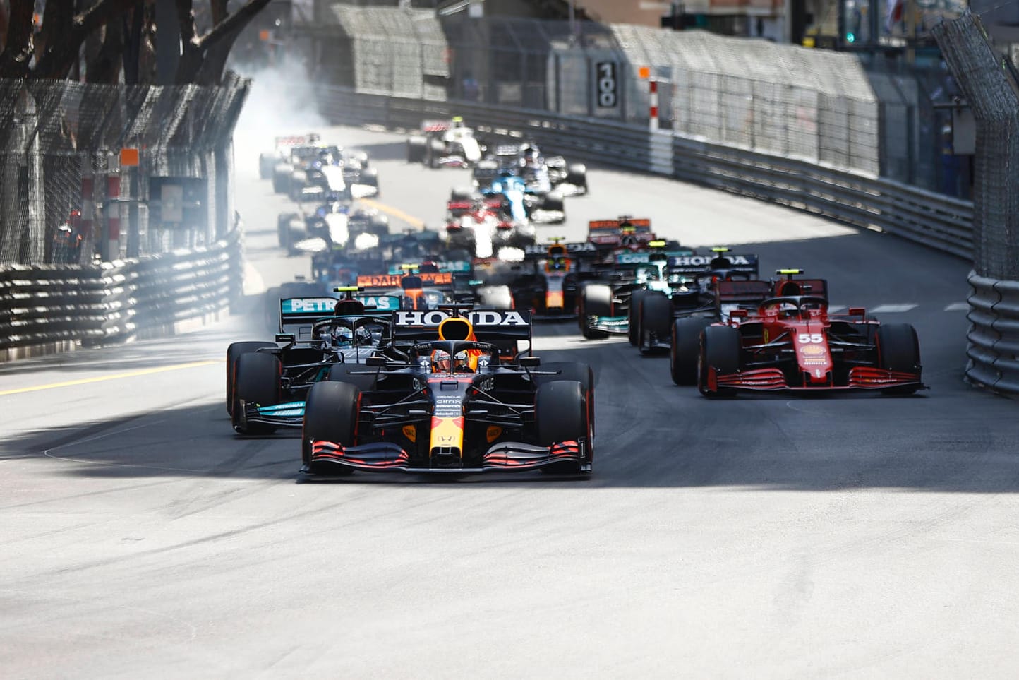 Stark schon beim Start: Max Verstappen vor der Konkurrenz auf dem Kurs in Monte Carlo.