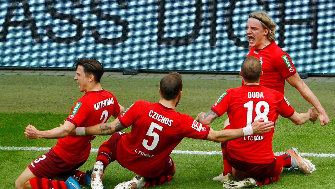 Köln: Fußball: Kölns Noah Katterbach (l-r), Rafael Czichos, Ondrej Duda und Sebastiaan Bornauw jubeln nach dem Tor zum 1:0.