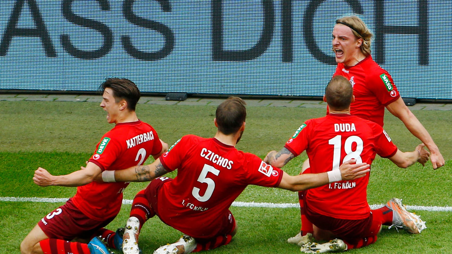 Köln: Fußball: Kölns Noah Katterbach (l-r), Rafael Czichos, Ondrej Duda und Sebastiaan Bornauw jubeln nach dem Tor zum 1:0.