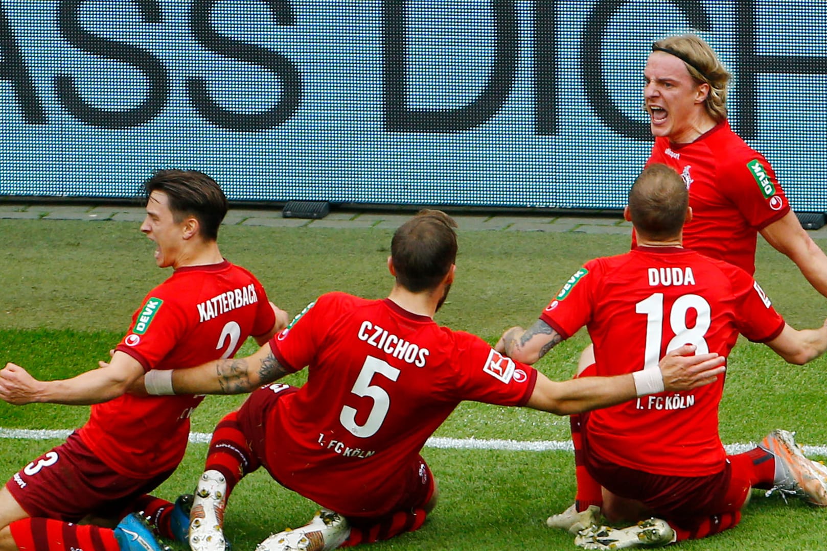 Köln: Fußball: Kölns Noah Katterbach (l-r), Rafael Czichos, Ondrej Duda und Sebastiaan Bornauw jubeln nach dem Tor zum 1:0.