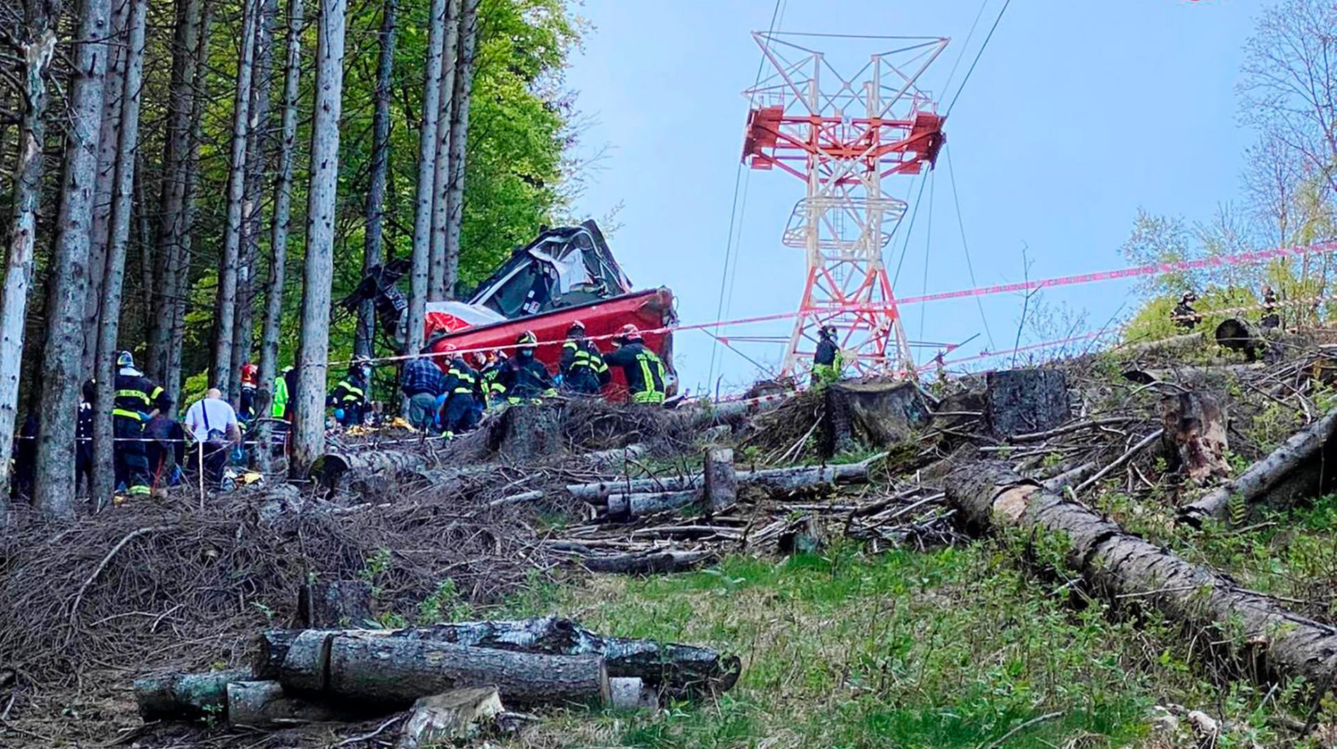 Die Seilbahngondel war auf dem Weg zum 1.500 Meter hohen Gipfel des Monte Montarrone und stürzte aus großer Höhe.