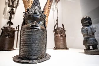 2022 sollen deutsche Museen erste Kunstschätze der als Raubgut geltenden Benin-Bronzen an Nigeria zurückgegeben.