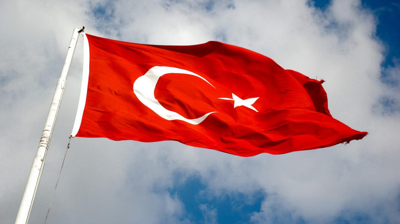 Die Flagge der Türkei: Das Berufungsgericht in Ankara hat die Freisprüche gegen den ehemaligen Innenminister der Türkei und weitere Angeklagte aufgehoben.