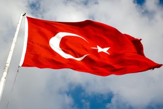 Die Flagge der Türkei: Das Berufungsgericht in Ankara hat die Freisprüche gegen den ehemaligen Innenminister der Türkei und weitere Angeklagte aufgehoben.