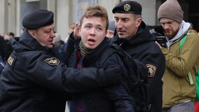 Die weißrussische Polizei verhaftet den Journalisten Roman Protassewitsch (2.v.l) in Minsk: Der Eingriff Lukaschenkos in die internationale Luftfahrt löste heftige Kritik aus.