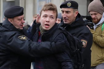 Die weißrussische Polizei verhaftet den Journalisten Roman Protassewitsch (2.v.l) in Minsk: Der Eingriff Lukaschenkos in die internationale Luftfahrt löste heftige Kritik aus.