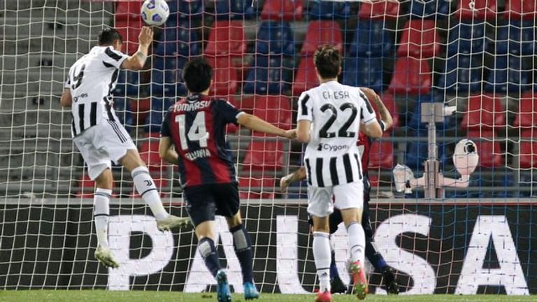 Stürmer Alvaro Morata (l) trifft per Kopf zur 2:0-Führung von Juventus Turin beim FC Bologna.