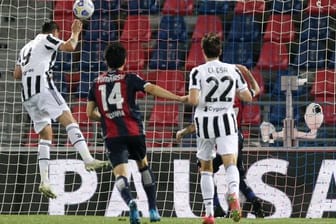 Stürmer Alvaro Morata (l) trifft per Kopf zur 2:0-Führung von Juventus Turin beim FC Bologna.
