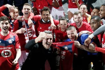 Lilles Cheftrainer Christophe Galtier (M) feiert mit seinen Spielern den Titel.
