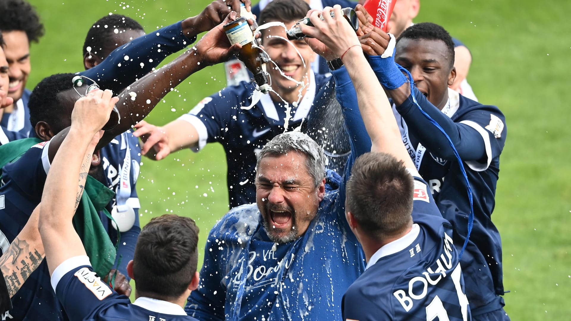 Bochums Trainer Thomas Reis wird nach dem Aufstieg mit Bier übergossen. Die Fans feierten hingegen zu ausgelassen, sagt die Polizei. Bochums Trainer Thomas Reis wird nach dem Aufstieg mit Bier übergossen. Die Fans feierten hingegen zu ausgelassen, sagt die Polizei.