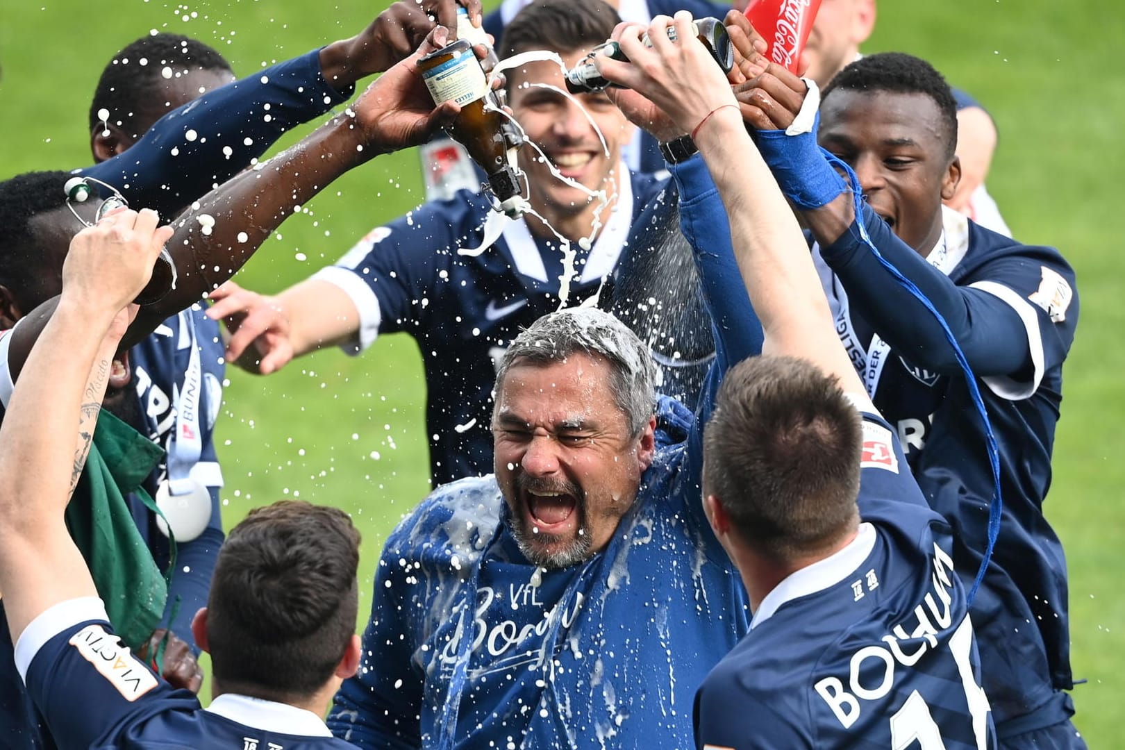 Bochums Trainer Thomas Reis wird nach dem Aufstieg mit Bier übergossen. Die Fans feierten hingegen zu ausgelassen, sagt die Polizei.