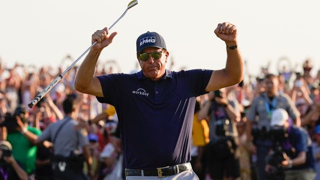 Kann sich von seinen Fans den verdienten Applaus abholen: Golfstar Phil Mickelson. Kann sich von seinen Fans den verdienten Applaus abholen: Golfstar Phil Mickelson.